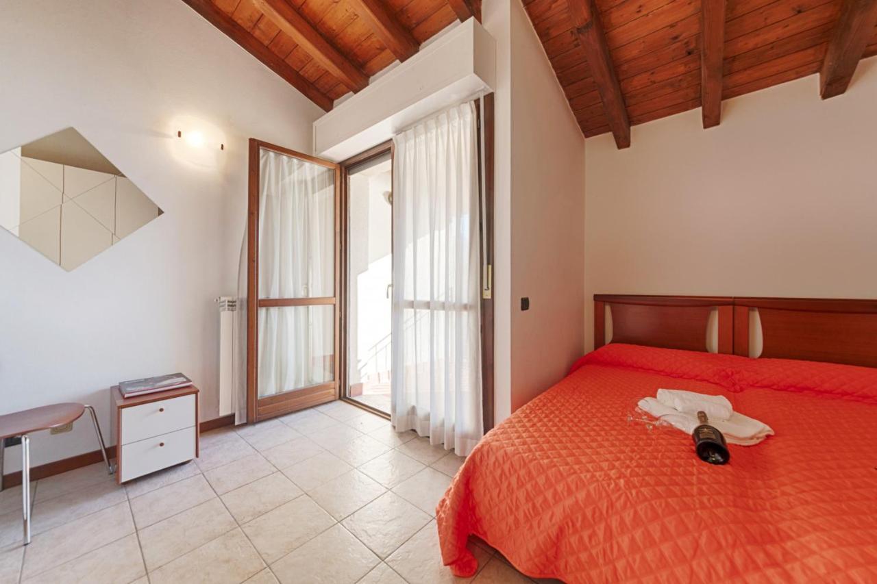2-Bedroom Lakeview Apartment At The Lake Acquaseria 外观 照片